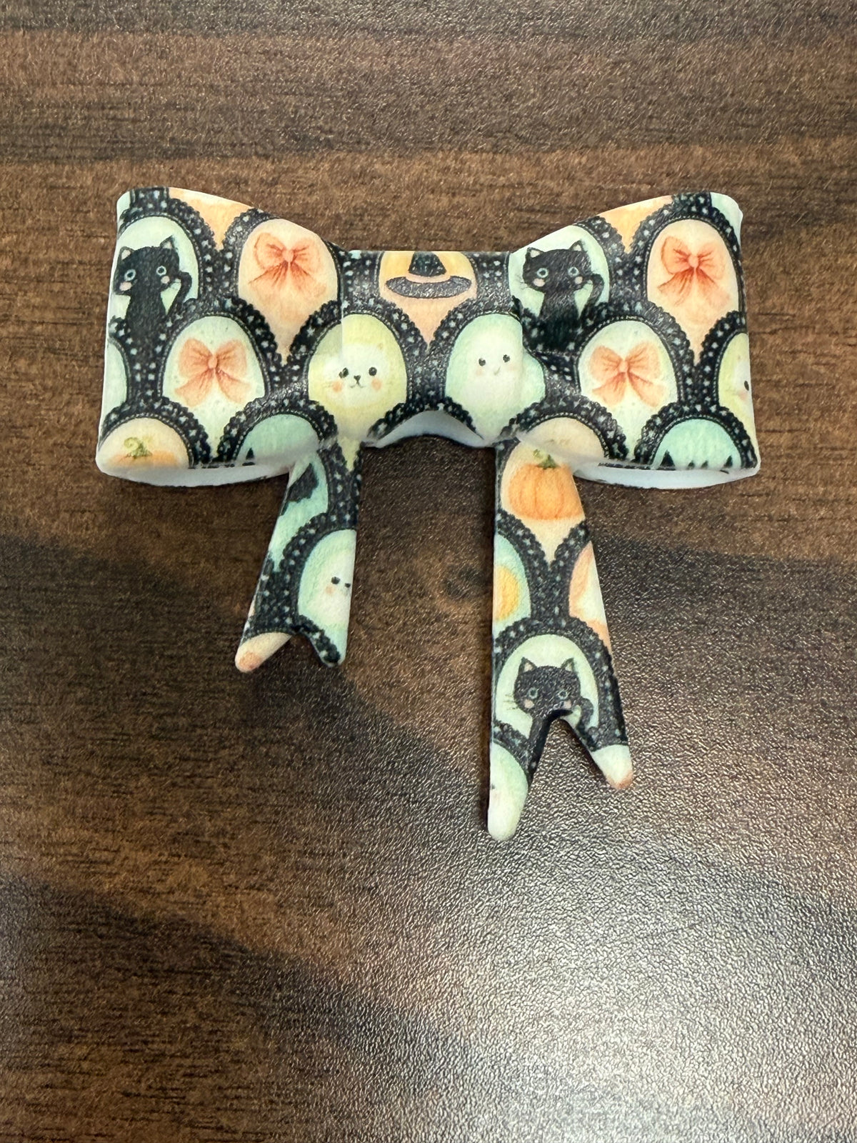 Chic Ghosties & Cat 3d silicone bow bead